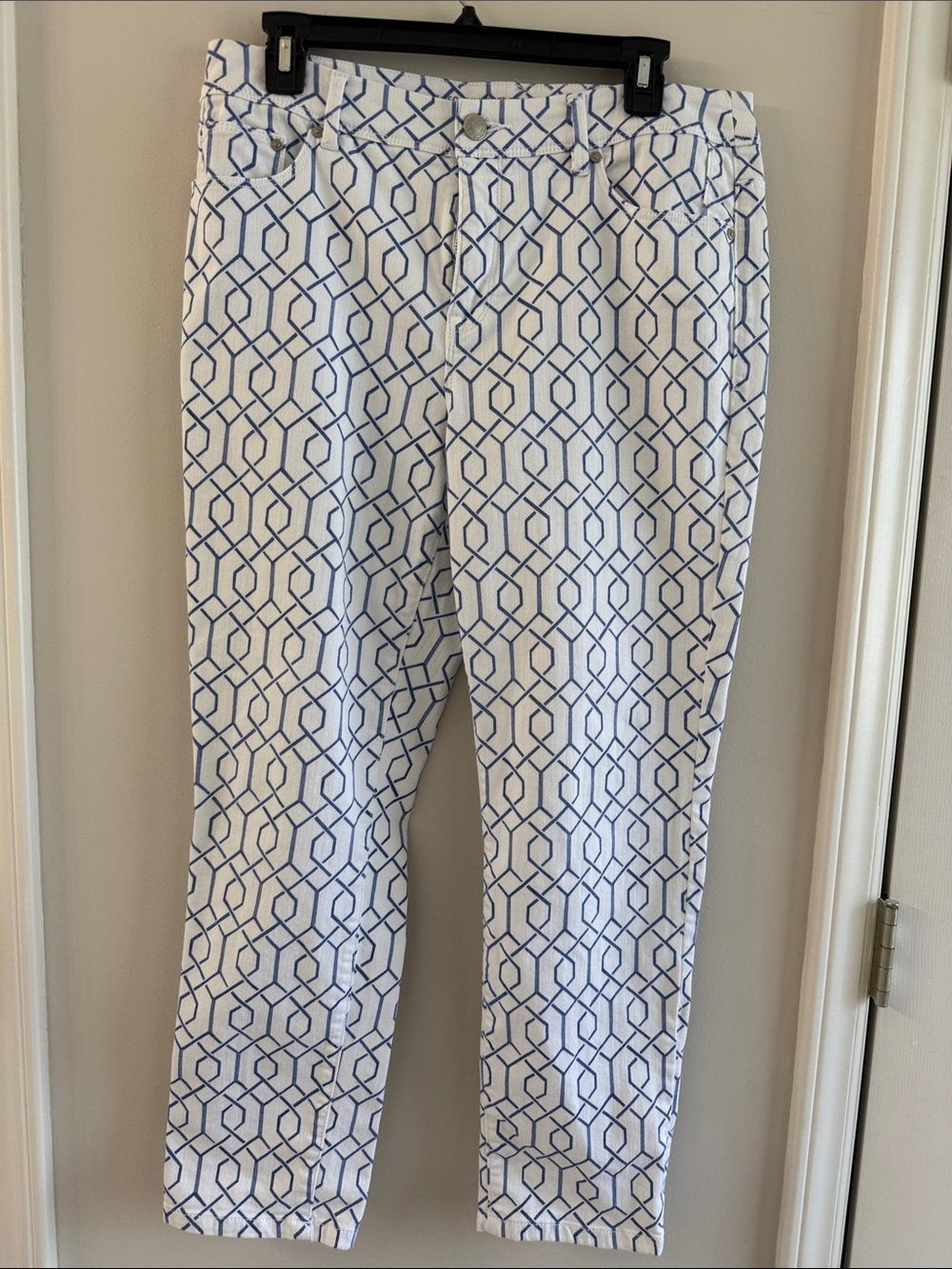 Chico's White Cropped Pants with Blue Geometric Print